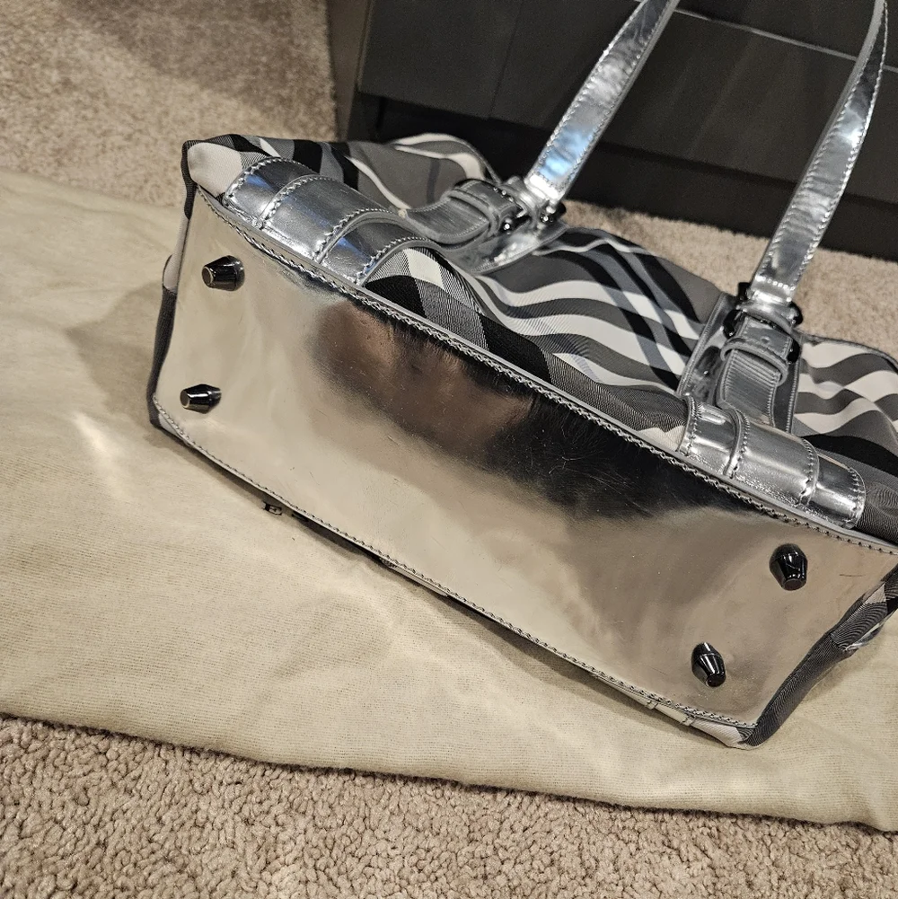 Burberry Silver Beat Check Nylon Victoria Totr - Picture 6 of 6